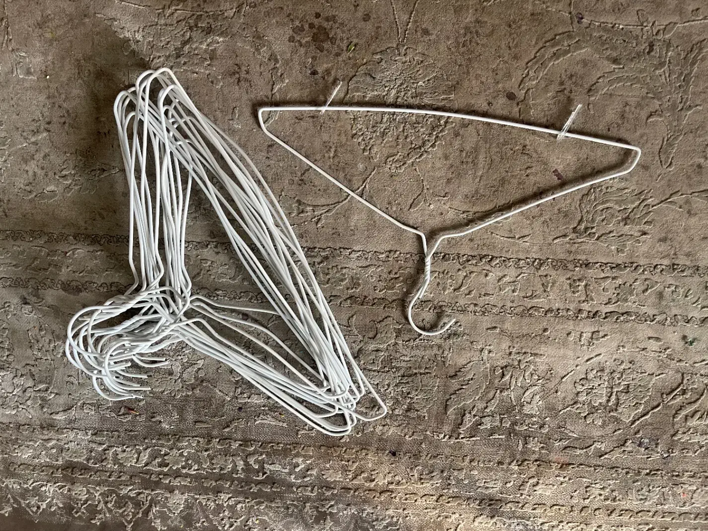 چوب رختی سفید تمیز و‌سالم فقط ۲۰۰۰ت|بندرخت و رخت‌آویز|بابل, |دیوار