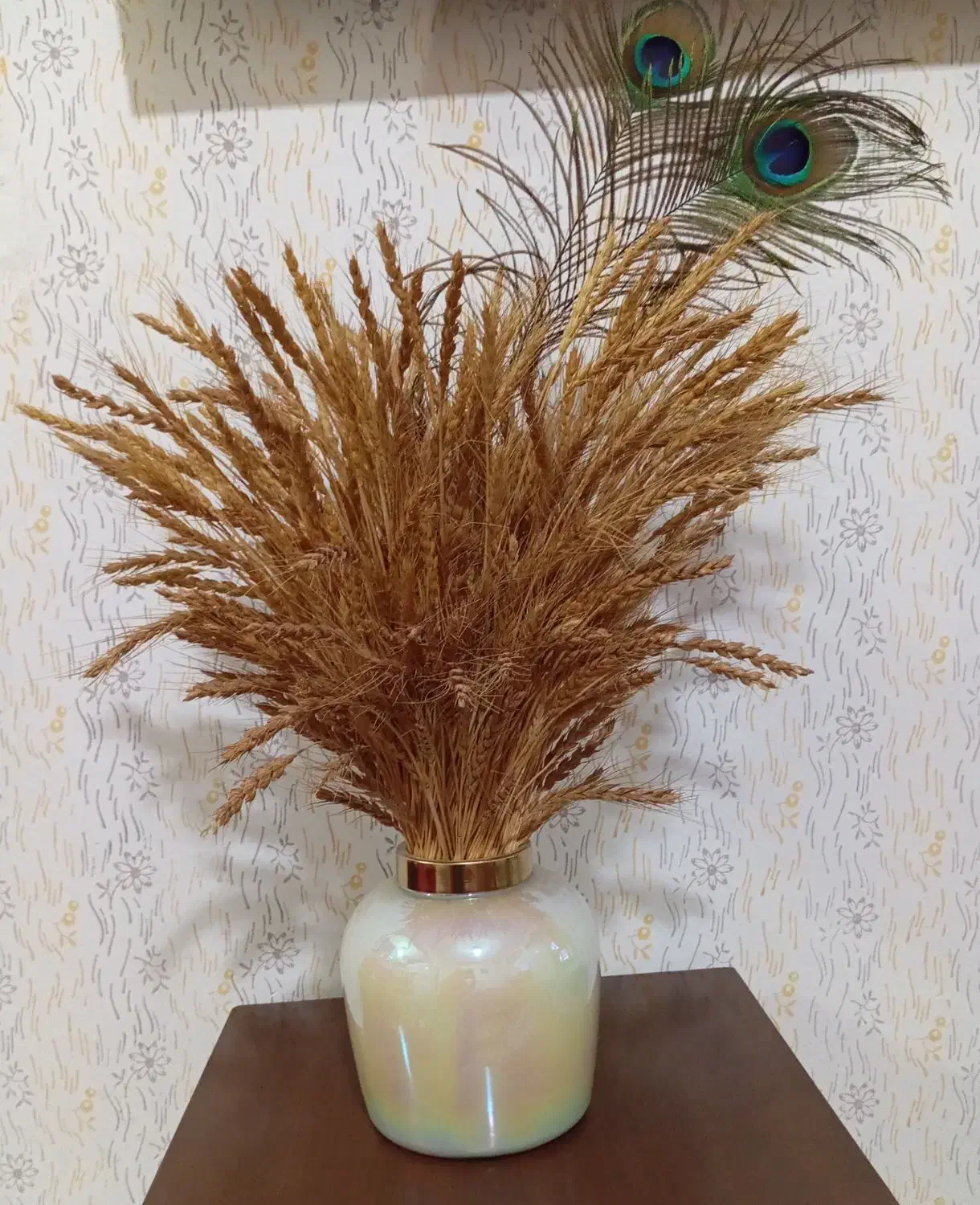گلدان و گندم با دو عدد پر طاووس|صنایع دستی و سایر لوازم تزئینی|مشهد, ابوذر|دیوار
