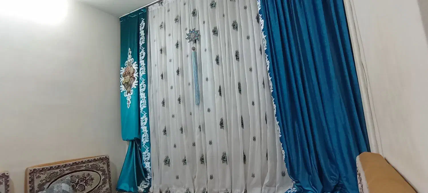 پرده حریر گل دار با 2 عدد بالان مخملی|پرده، رانر، رومیزی|پاکدشت, پاکدشت (مامازند)|دیوار