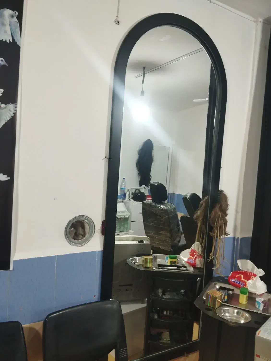 آینه قدی و صندلی اصلاح|آرایشگاه و سالنهای زیبایی|اردبیل, |دیوار