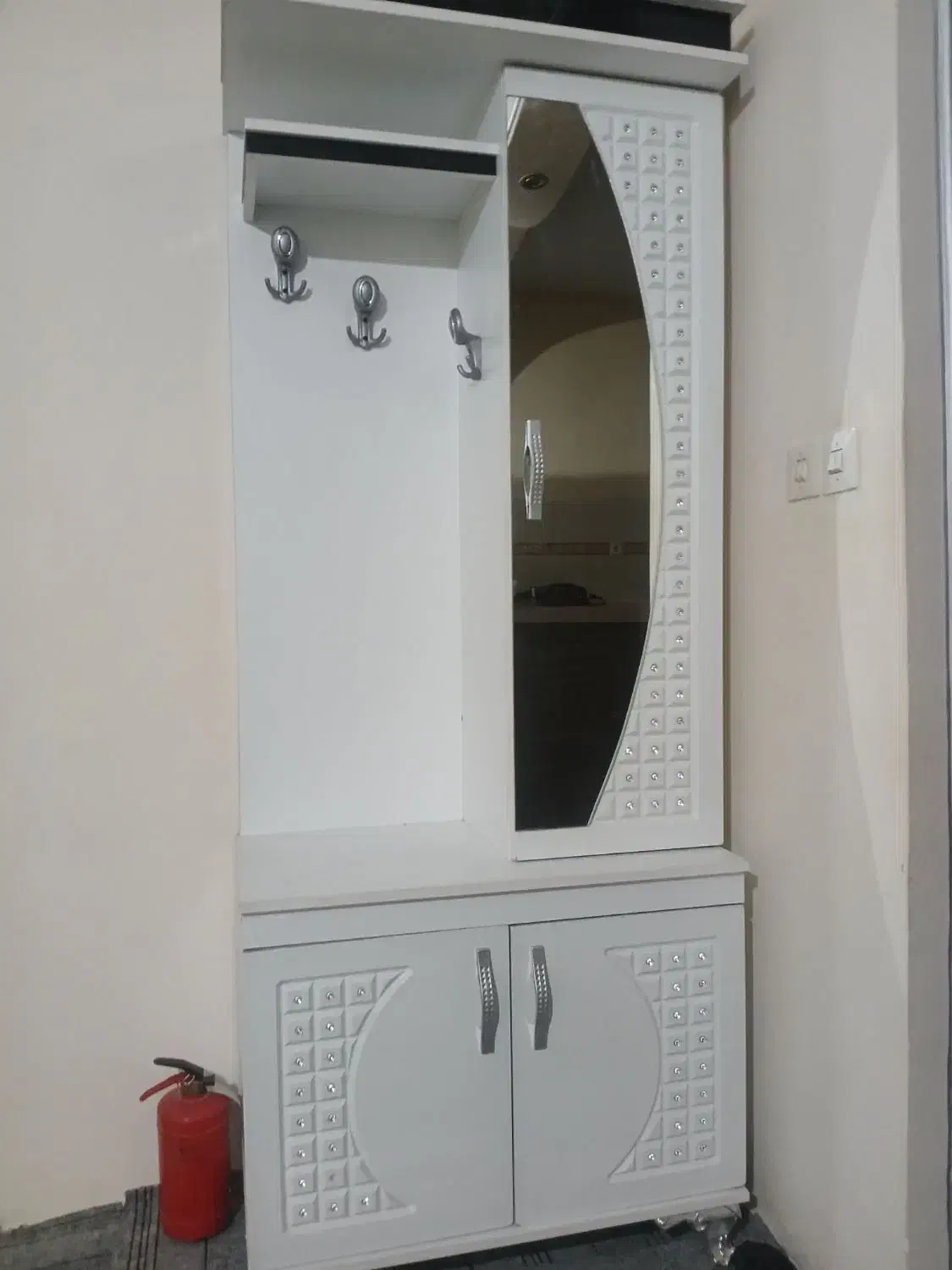 میز تلویزیون ک جاکفشی آینه دار در حد نو مناسب جهاز|جاکفشی، کمد، دراور|شاندیز, |دیوار