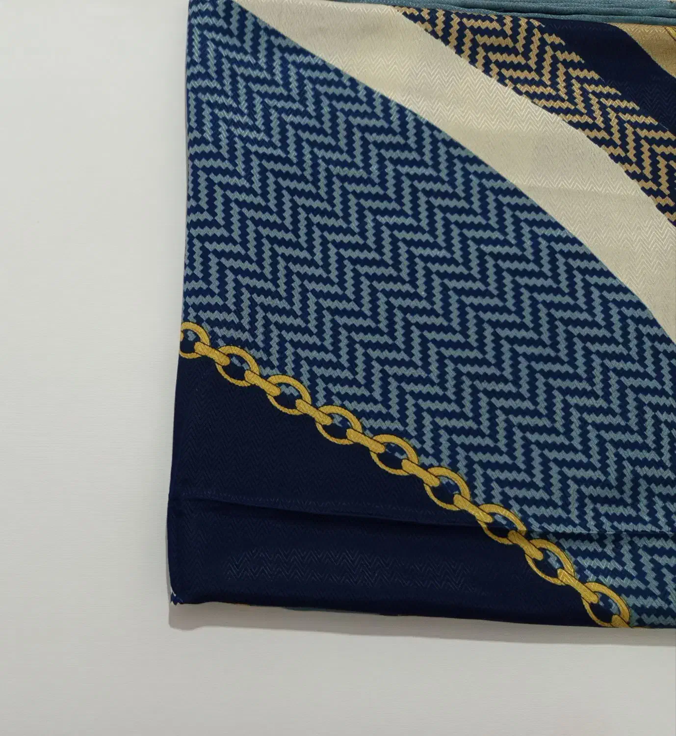 روسری|لباس|قم, ولیعصر|دیوار