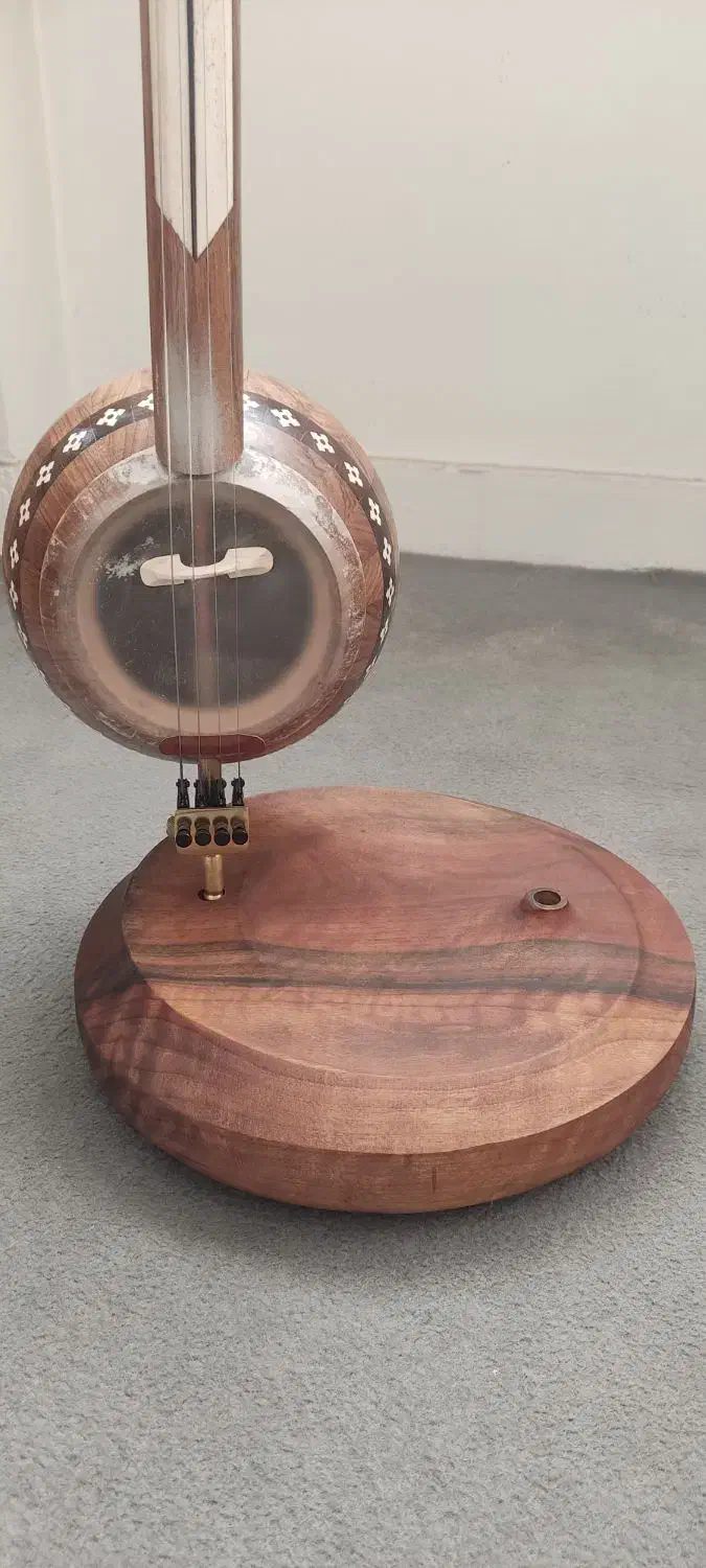 استند چوبی کمانچه|سازهای سنتی|تهران, فلسطین (میدان انقلاب)|دیوار