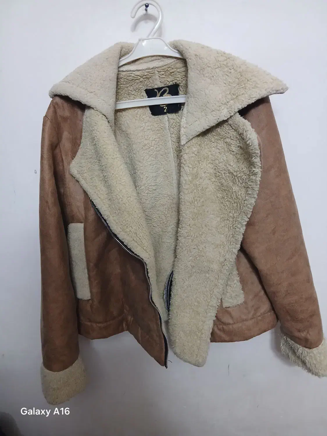 تعدادی لباس در حد نو و تمیز|لباس|فولادشهر, مسکن مهر فولادشهر|دیوار