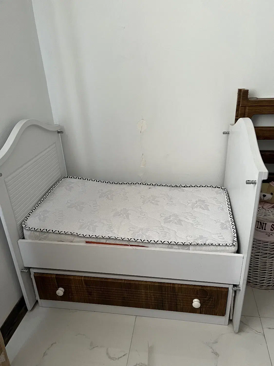 تخت نوزادی|تخت و سرویس خواب|زرندیه, |دیوار