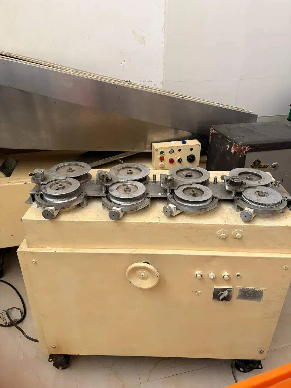 رول کن و نوار غلطک آبنبات|ماشین‌آلات صنعتی|بومهن, |دیوار