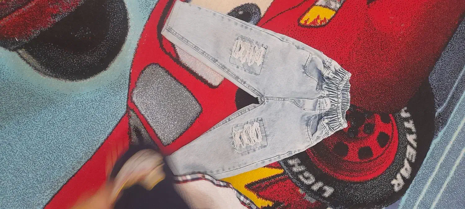 تعدادی لباس|کفش و لباس بچه|هشتگرد, شهرک بعثت|دیوار