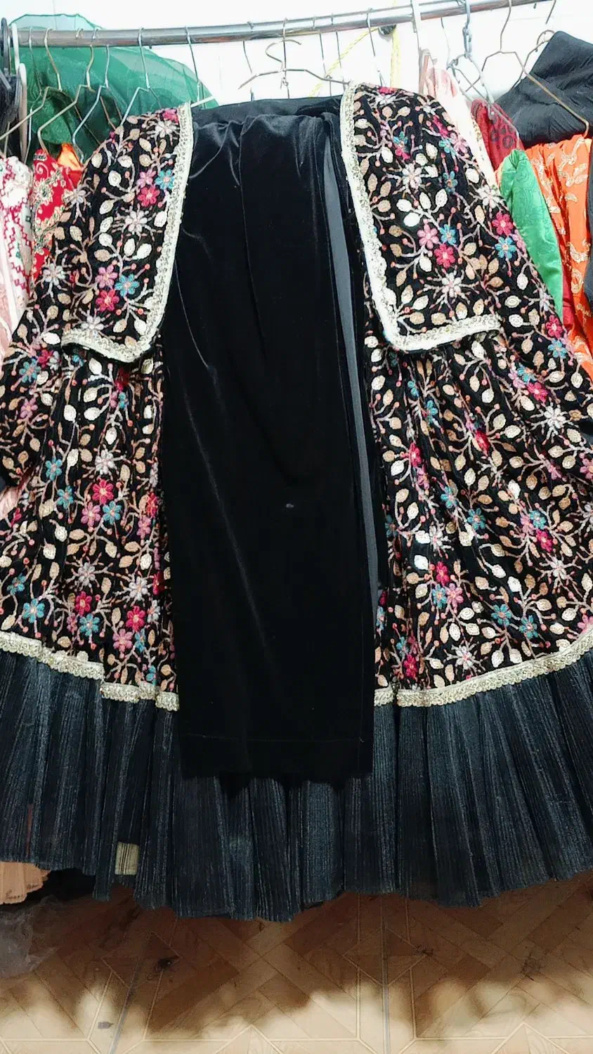 لباس محلی شیک|لباس|مرودشت, استادیوم‎|دیوار