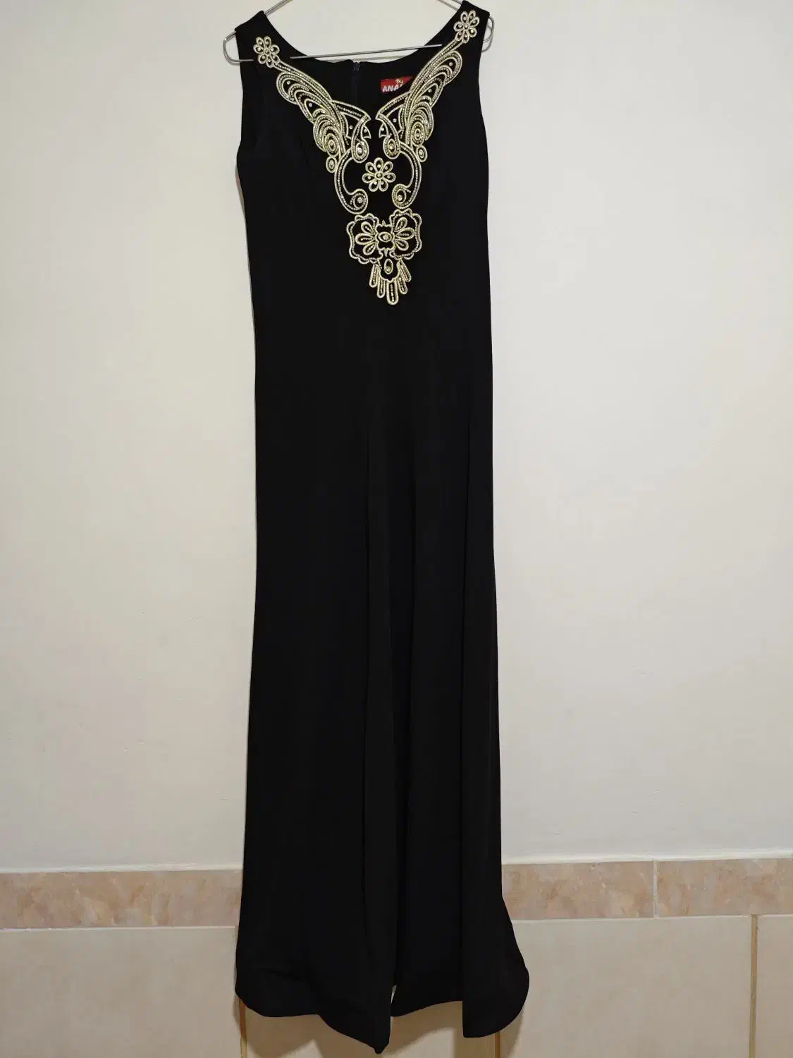 لباس مجلسی|لباس|رباط‌کریم, رباط‌کریم|دیوار