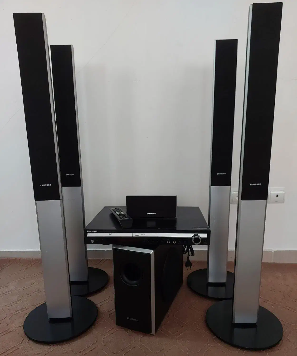 سینما با تلویزیون ومیز ودستگاه دیجیتال|سیستم صوتی خانگی|سمنان, |دیوار