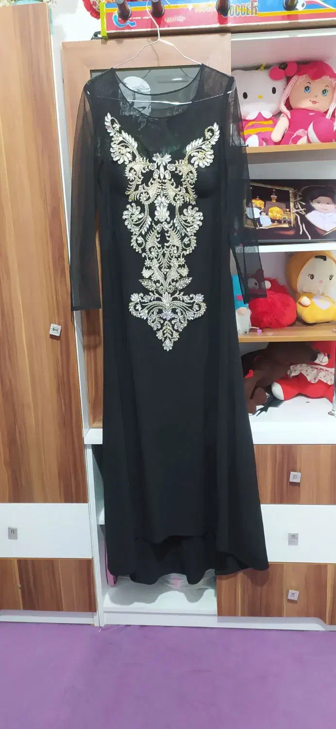 لباس مجلسی|لباس|قم, وادی السلام|دیوار