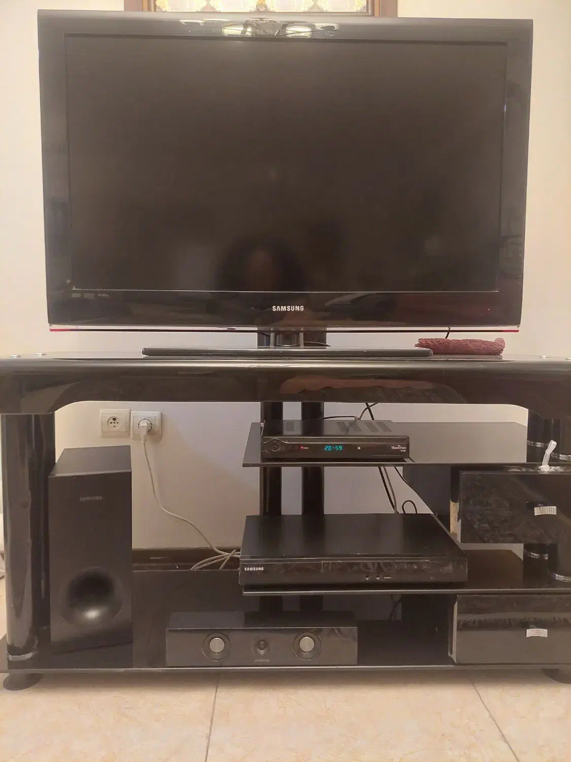 ال سی دی سامسونگ ۴۳ با میز و سینما خانگی|تلویزیون و پروژکتور|گرمدره, |دیوار