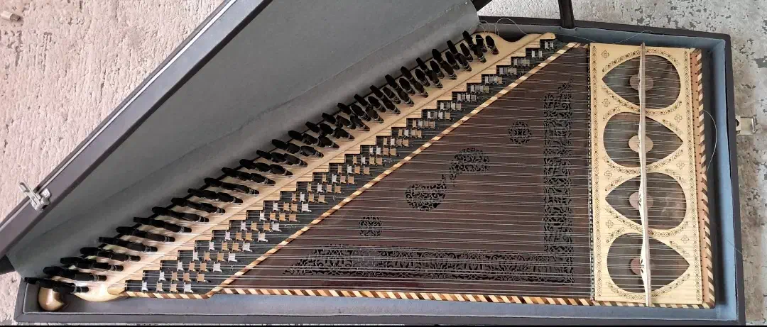 ساز قانون نسخه ویژه منطقی|سازهای سنتی|آستانه اشرفیه, |دیوار