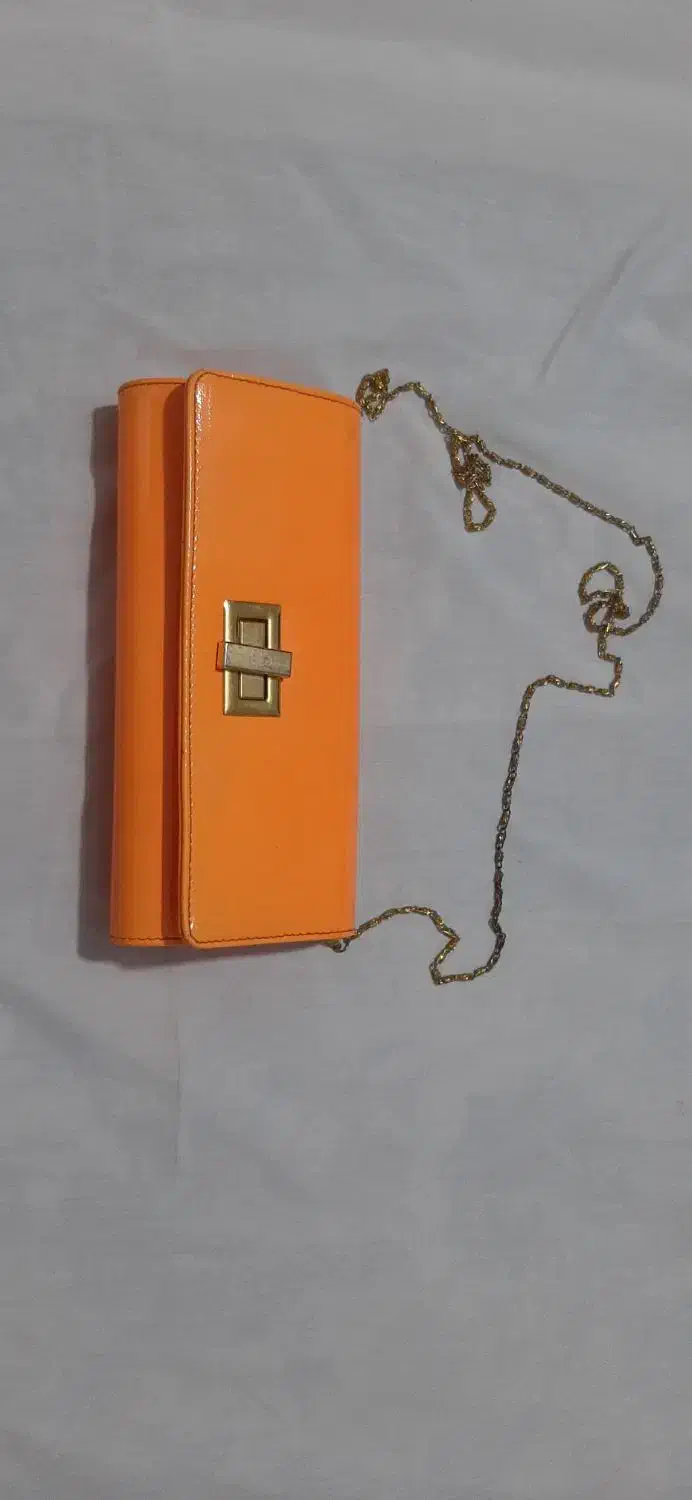 تعدادی کیف و لباس و کفش|کیف، کفش، کمربند|پاکدشت, پاکدشت (مامازند)|دیوار