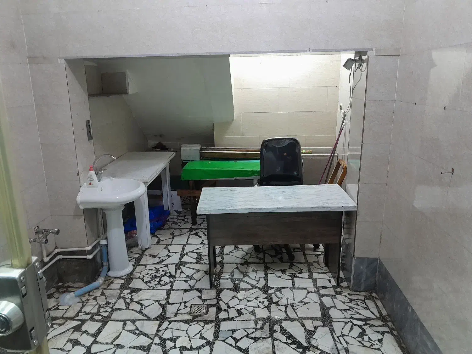 میزوصندلی چرم گردان|میز و صندلی غذاخوری|رشت, پیرکلاچای|دیوار