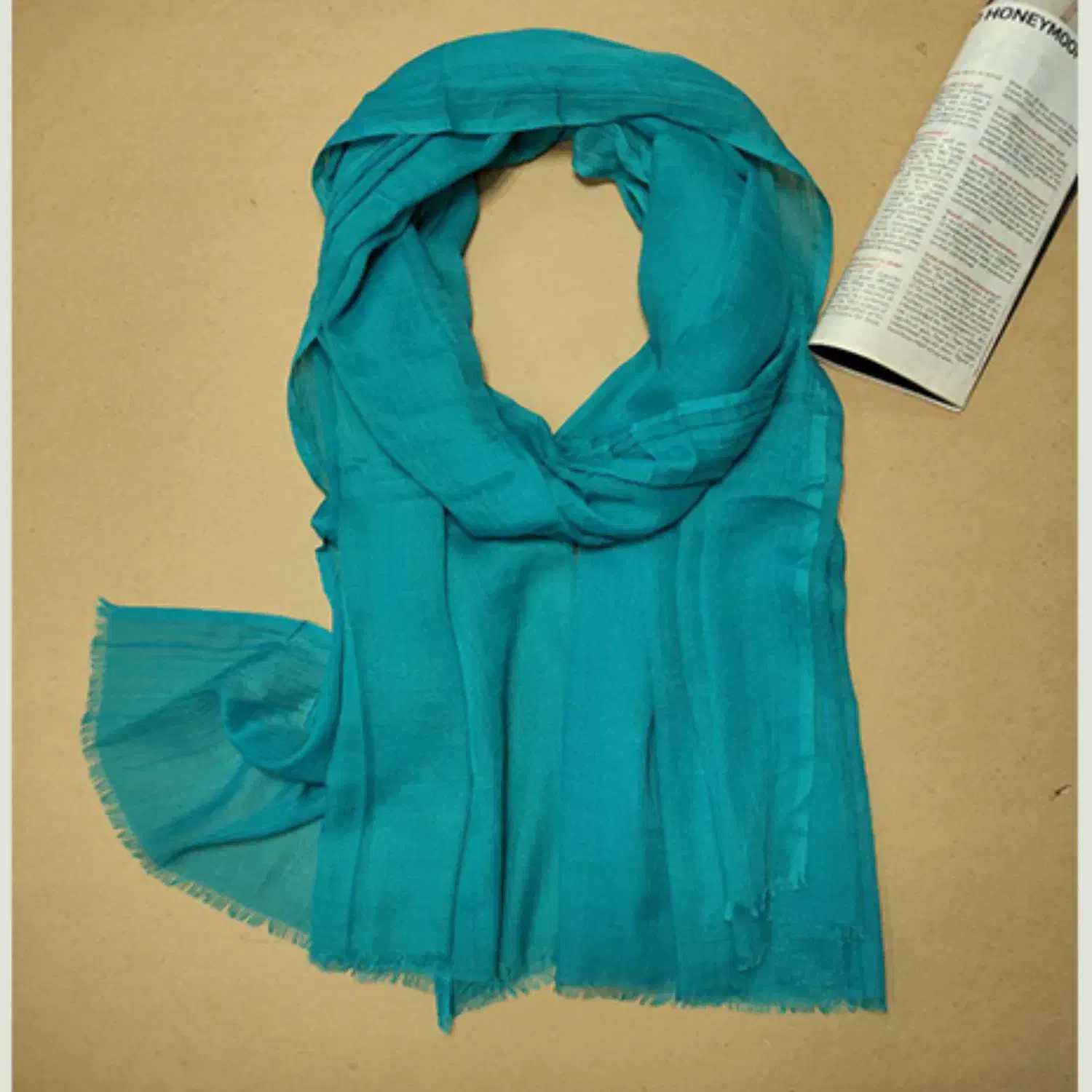 تعدادی شال نو نو|لباس|فردیس, فردیس|دیوار