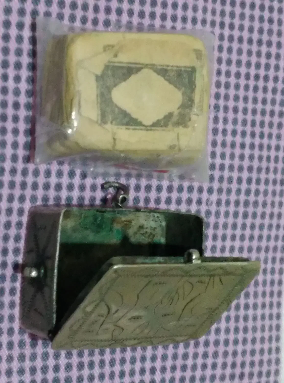 قرآن مینیاتوری چاپ سنگی با قاب نقره حکاکی شده|کلکسیون اشیاء عتیقه|کرج, کوی مدرس|دیوار