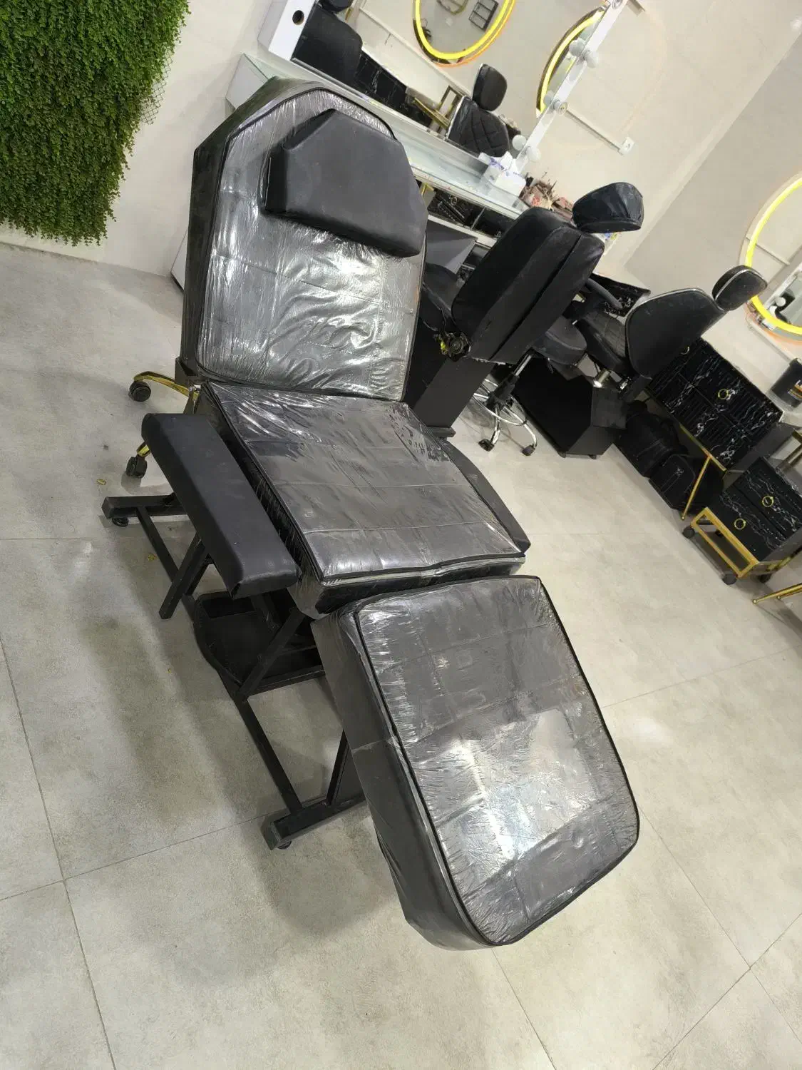 صندلی تخت شو و میز اینه|آرایشگاه و سالنهای زیبایی|بروجرد, |دیوار