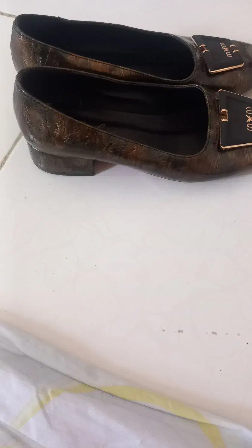 کفش|کیف، کفش، کمربند|پیشوا, |دیوار