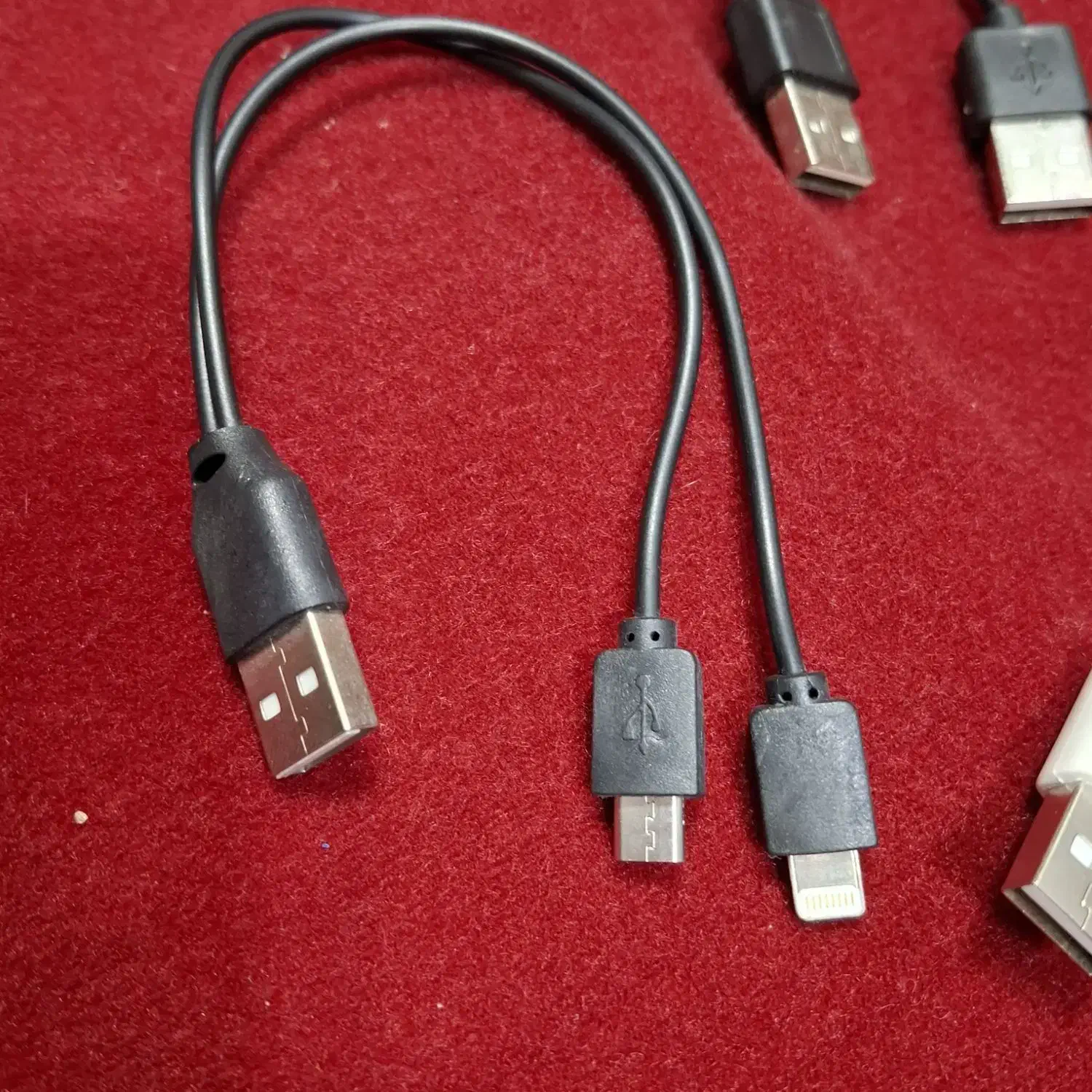 تعدادی کابل شارژ معمولی و اپل و کابل هدفون|لوازم جانبی موبایل و تبلت|رشت, حسین آباد|دیوار