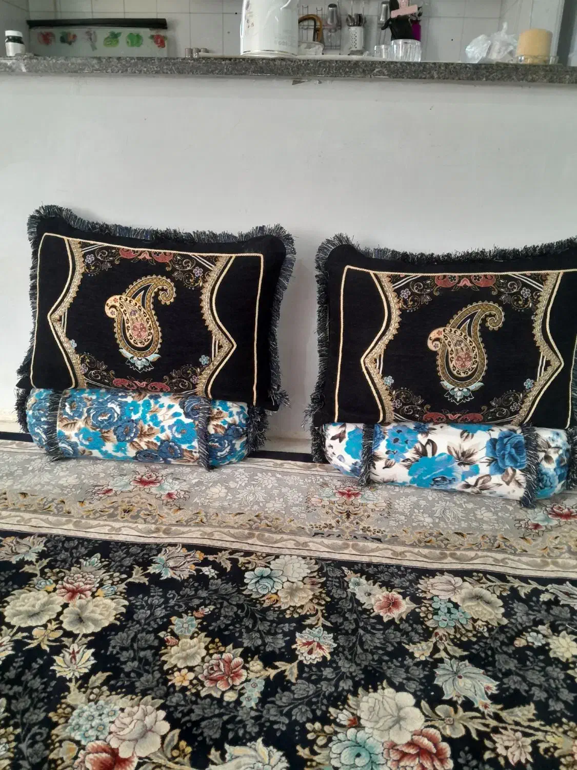 پشتی وبالشت|رختخواب، بالش، پتو|شیراز, بهارستان|دیوار