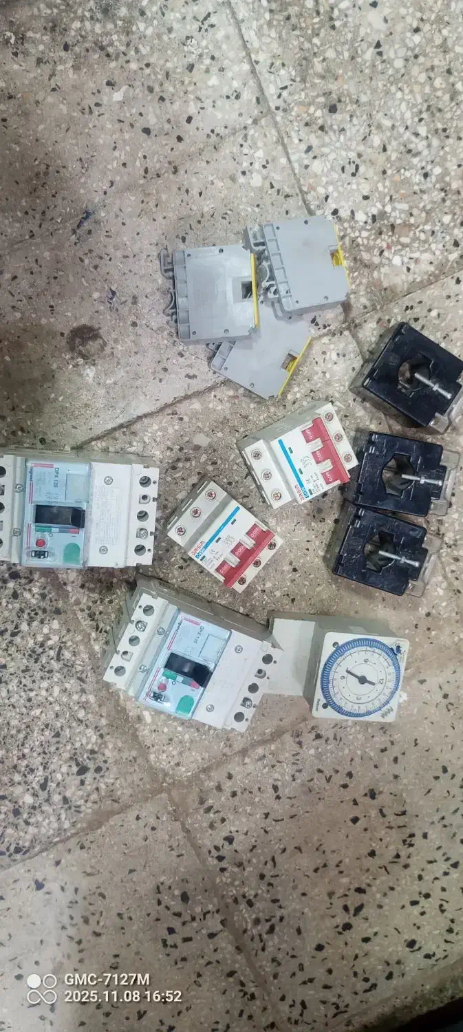 تعدای کلید اتومات و کلیدمینیاتوری|مصالح و تجهیزات ساختمان|تهران, زعفرانیه|دیوار