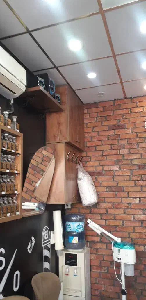 صندلی آرایشگاه. اینه . میز. آبسرد کن . تلوزیون|آرایشگاه و سالنهای زیبایی|قم, بنیاد|دیوار