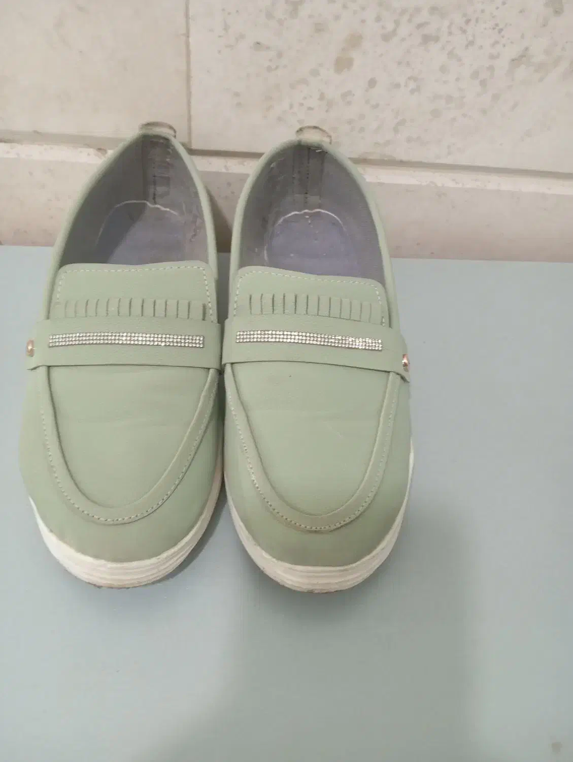 کفش|کیف، کفش، کمربند|قم, منبع آب|دیوار