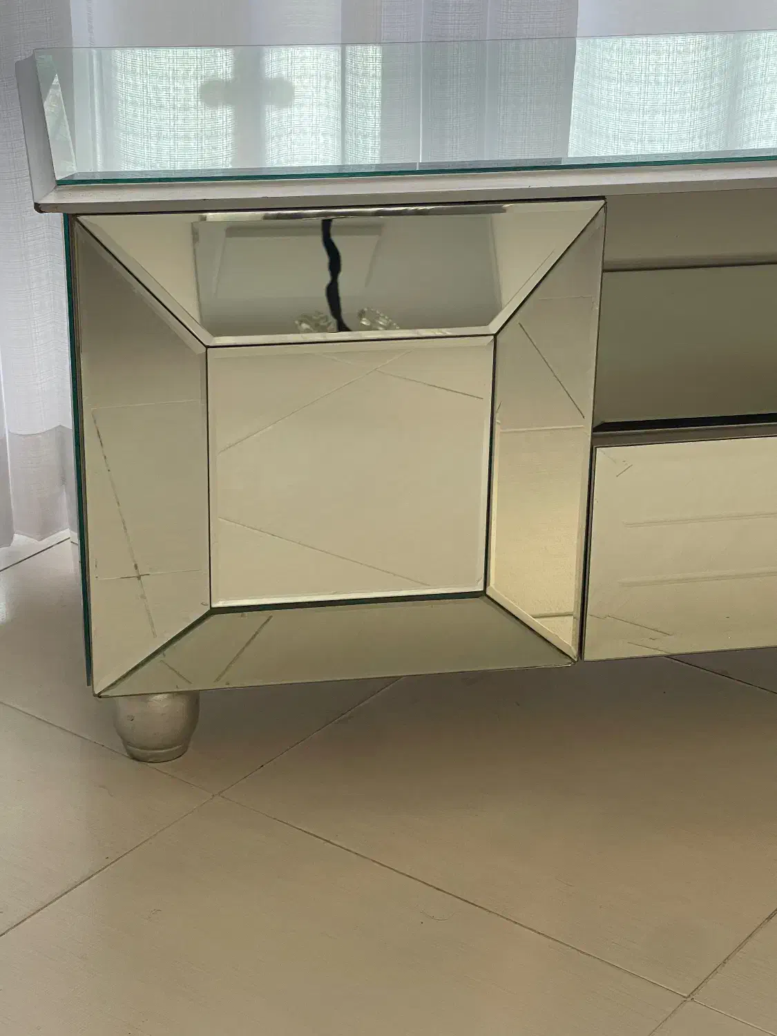 میز تلویزیون|میز تلویزیون|تهران, آبشار تهران (دریاچه)|دیوار