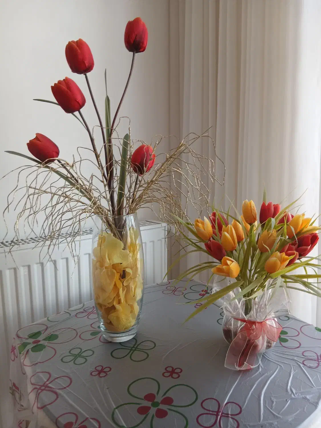 دو عدد گل و گلدان شیک با تزیینات|گل مصنوعی|قم, شاه سید علی|دیوار