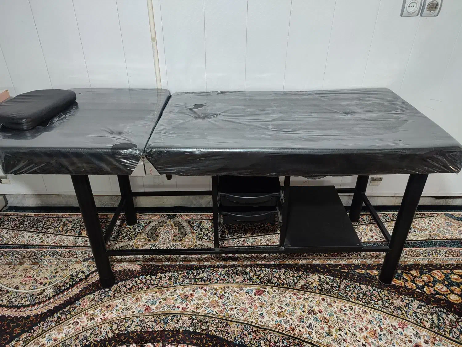 تخت ماساژ|آرایشگاه و سالن‌های زیبایی|قم, باغ کرباسی|دیوار