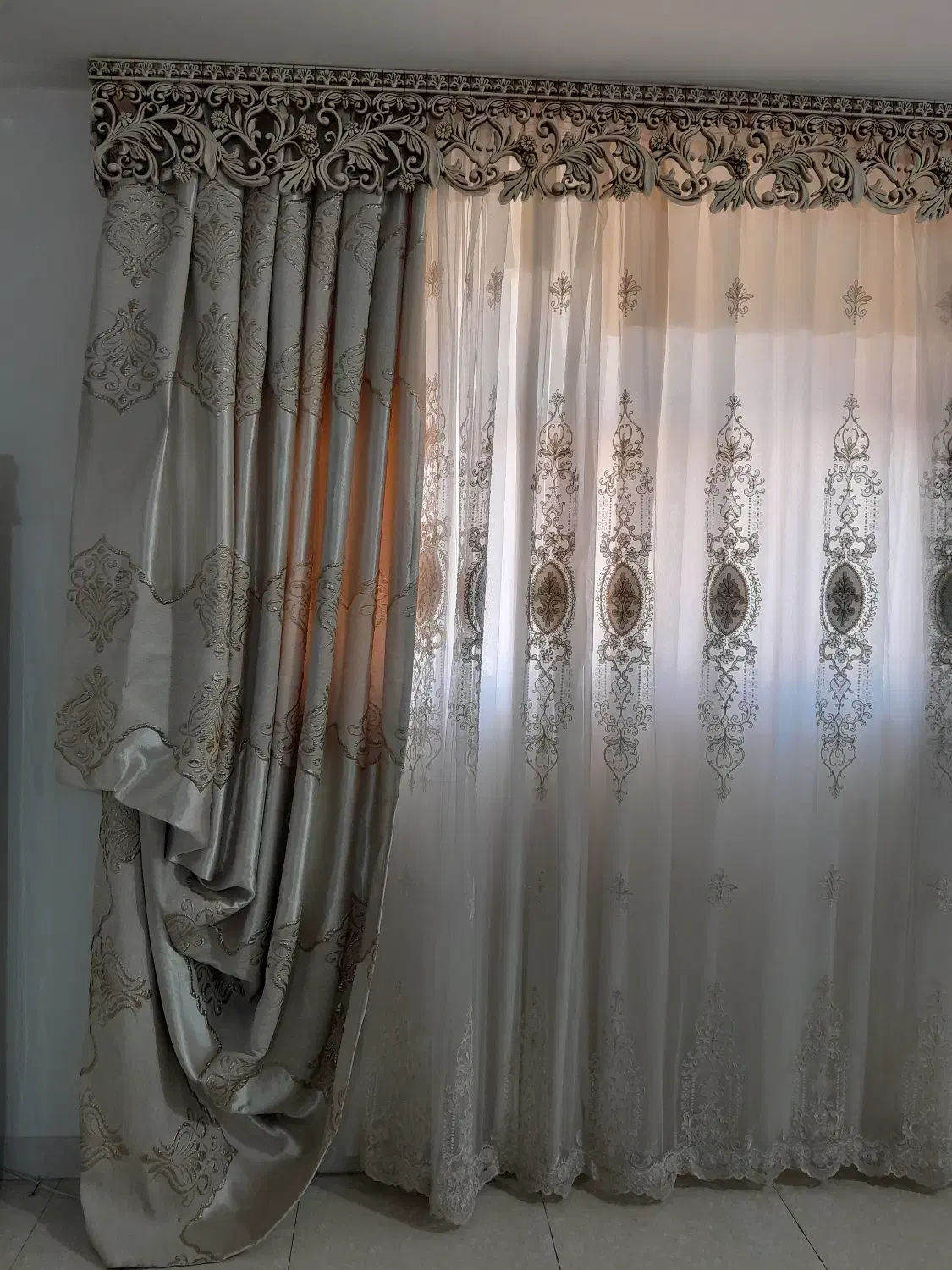 کتیبه ب همزاه حریر و پرده کناری|پرده، رانر، رومیزی|مسجد سلیمان, |دیوار