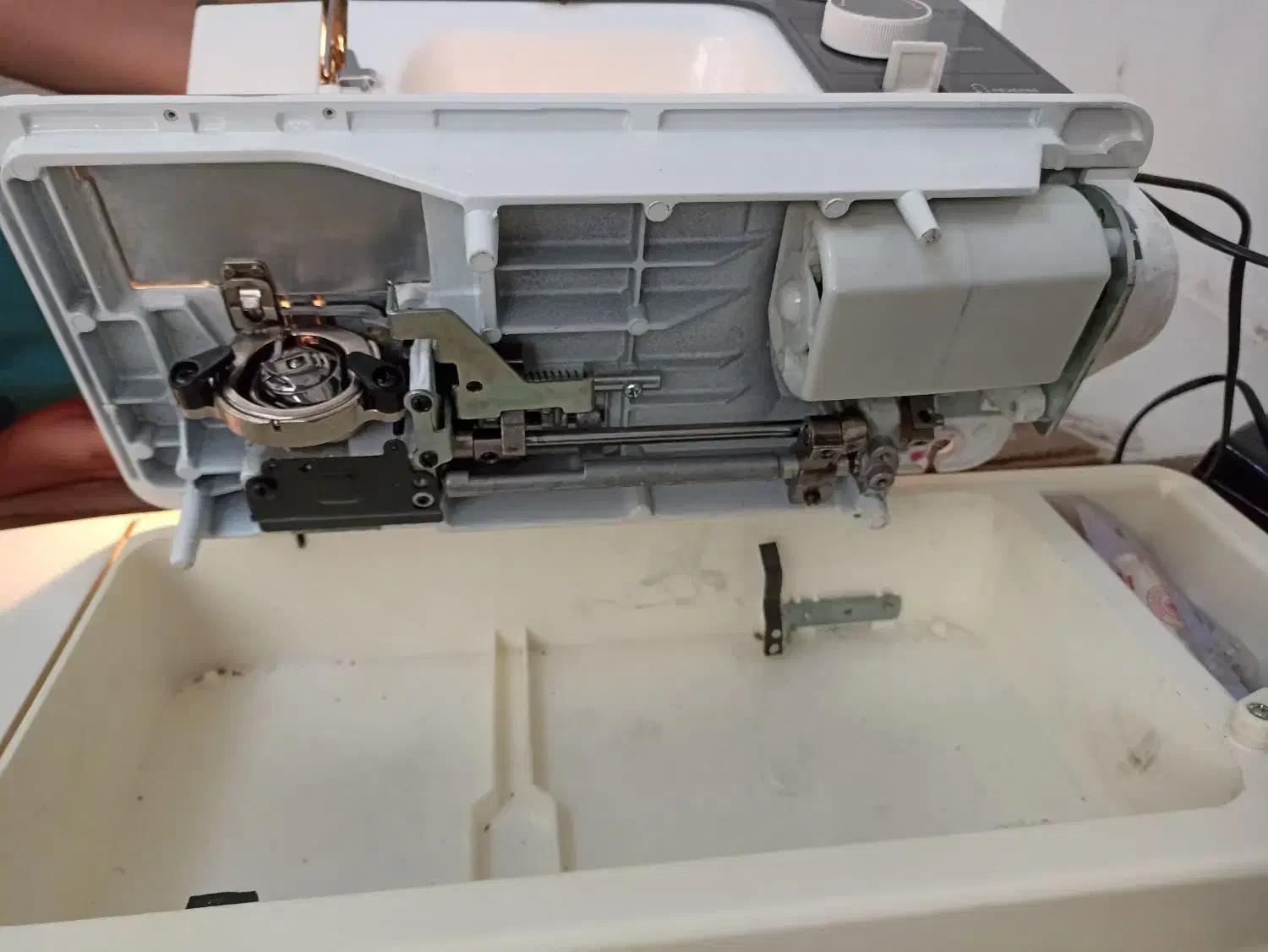 چرخ خیاطی کاچیران|چرخ خیاطی و ریسندگی|پرند, فاز ۶|دیوار