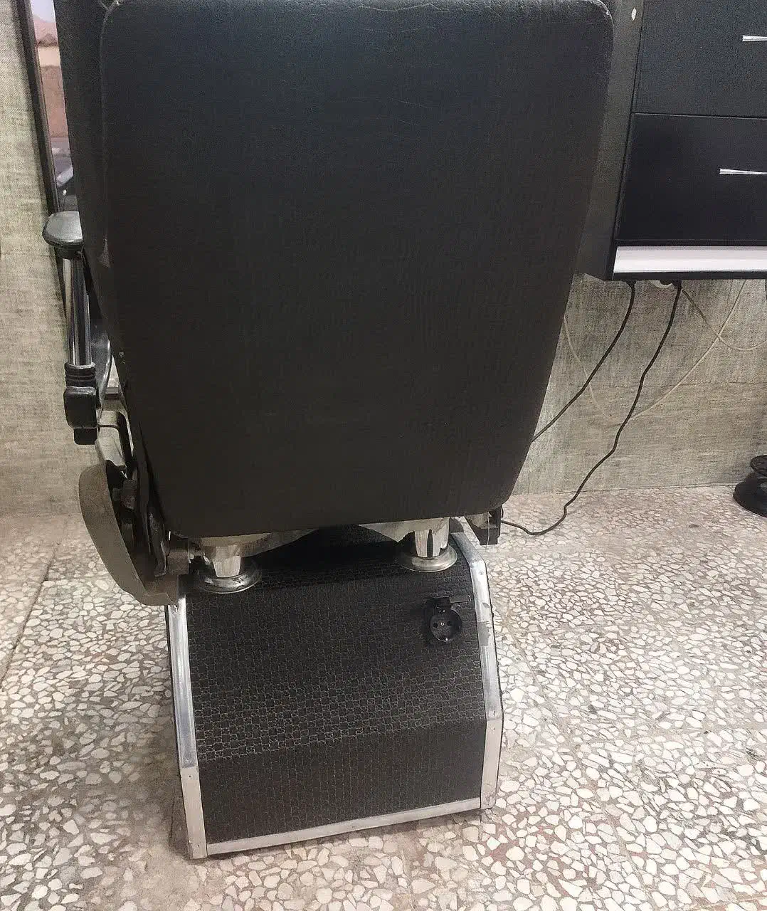 صندلی اصلاح طرح برقی پشت پریزدار|آرایشگاه و سالنهای زیبایی|کرمان, |دیوار