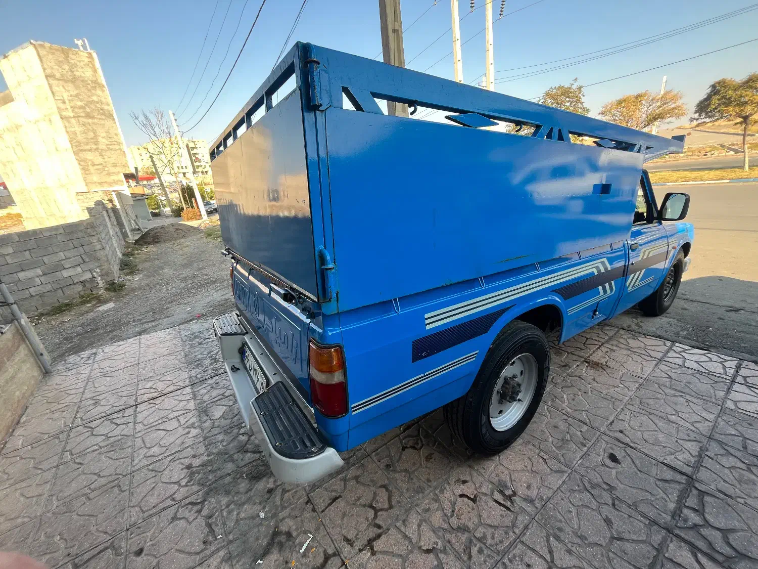 نیسان وانت|خودرو سواری و وانت|میانه, |دیوار