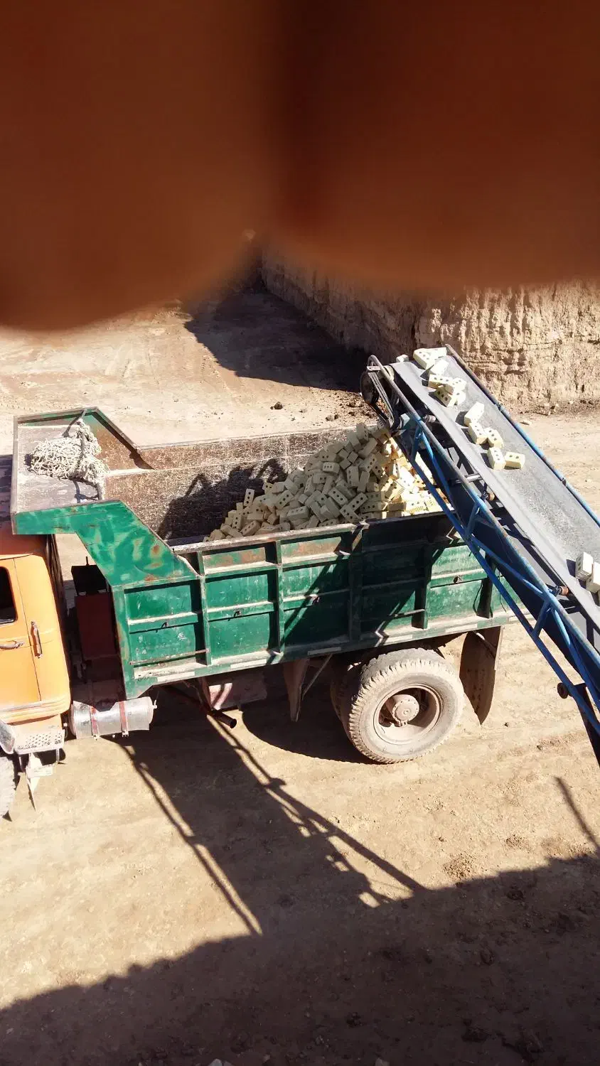 آجر گری‌ و سه گل وخاکه آجر و ماسه آریا|عمده‌فروشی|شیراز, میانرود|دیوار