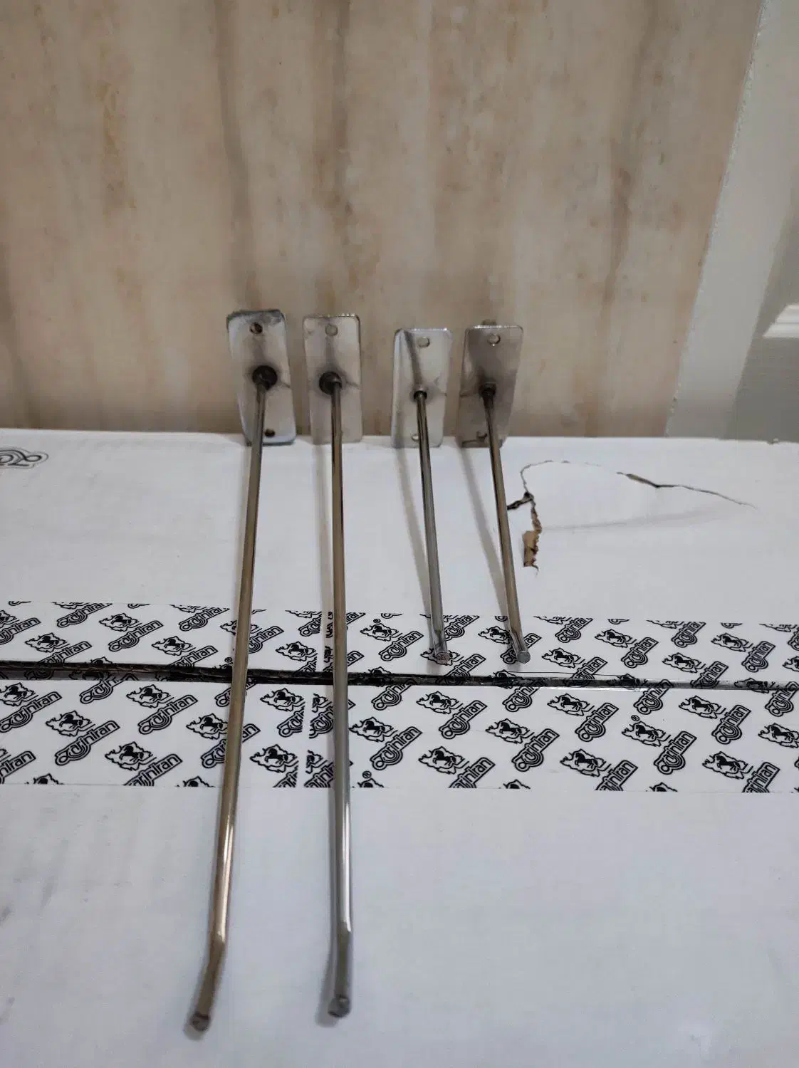 تیله آویز|بندرخت و رخت‌آویز|سنندج, |دیوار