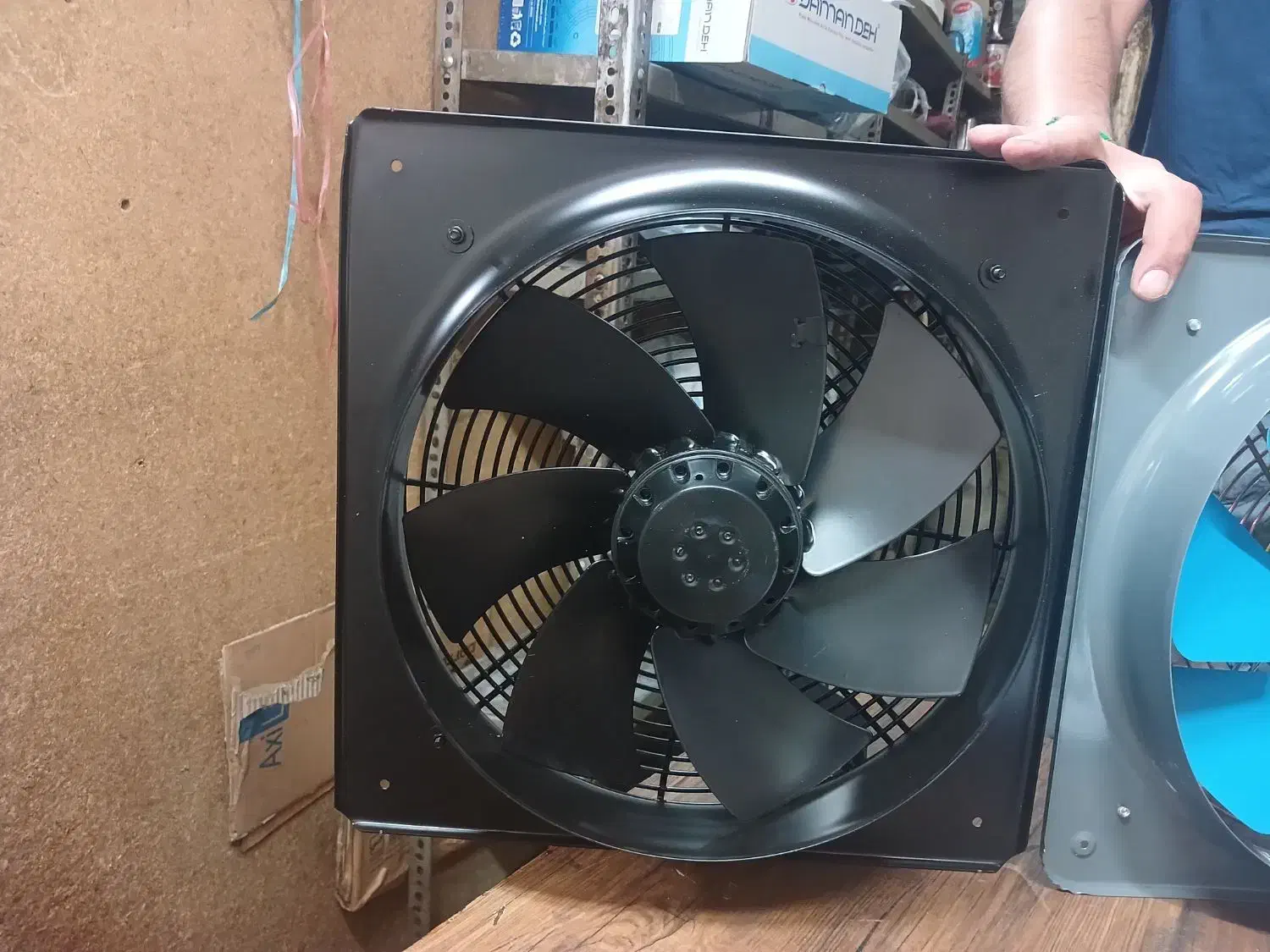 هواکش (فن)|پنکه و تصفیه‌کنندهٔ هوا|تبریز, |دیوار