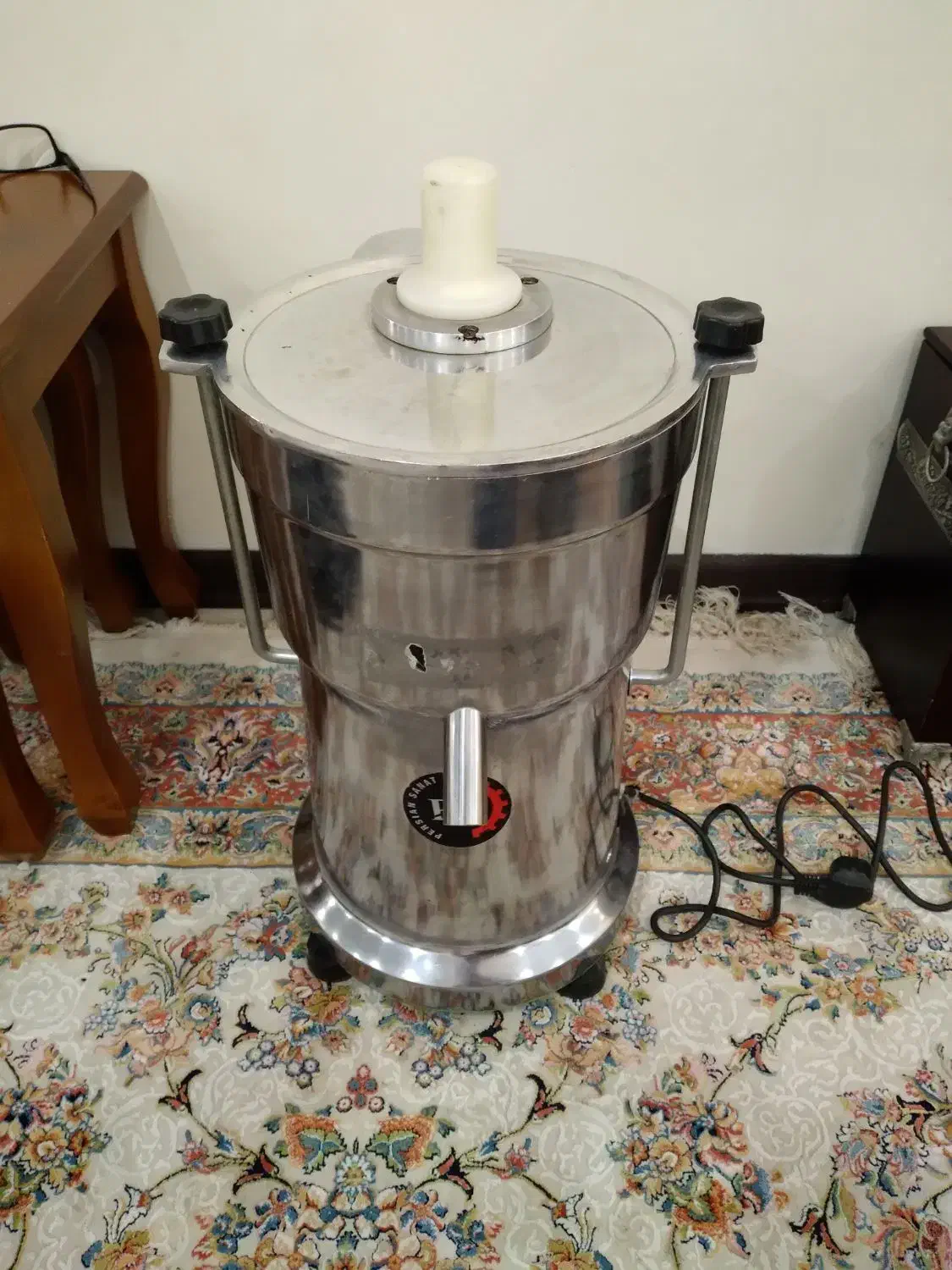 آب هویج گیری ۲ اسب صنعتی در حد|آبمیوه‌گیر و آب‌مرکبات‌گیر|رودهن, |دیوار