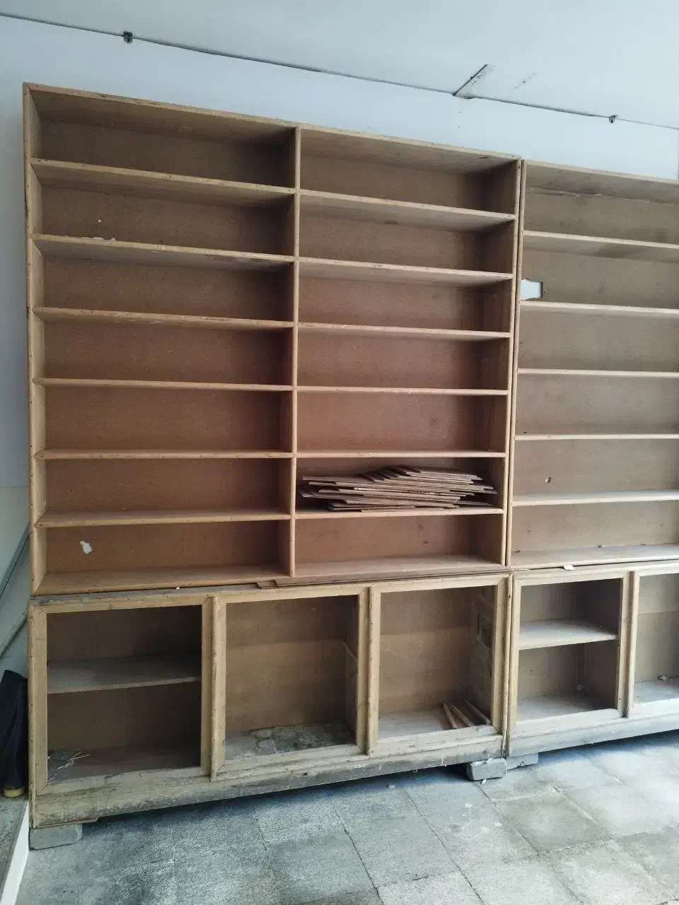 قفسه چوبی|کتابخانه، شلف، قفسه‌های دیواری|میانه, |دیوار