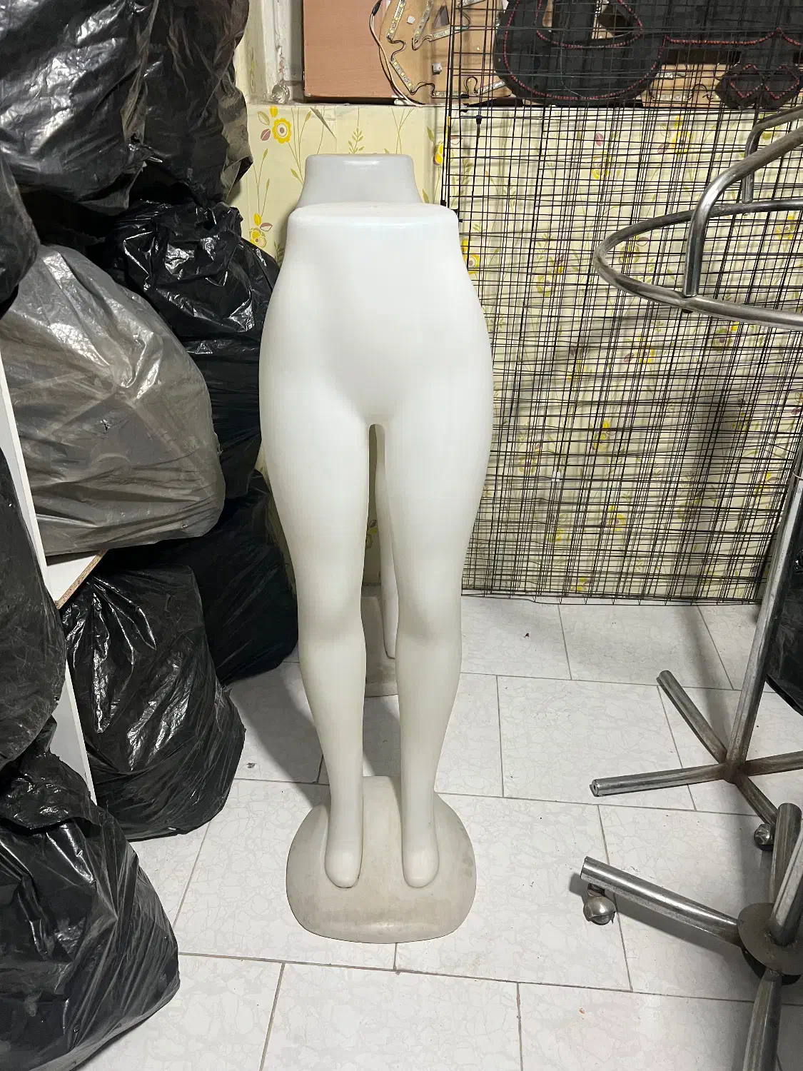 مانکن زنانه تک گیت رگال دوگیره چوب کار گردون قوطی|فروشگاه و مغازه|مشهد, ایثار|دیوار