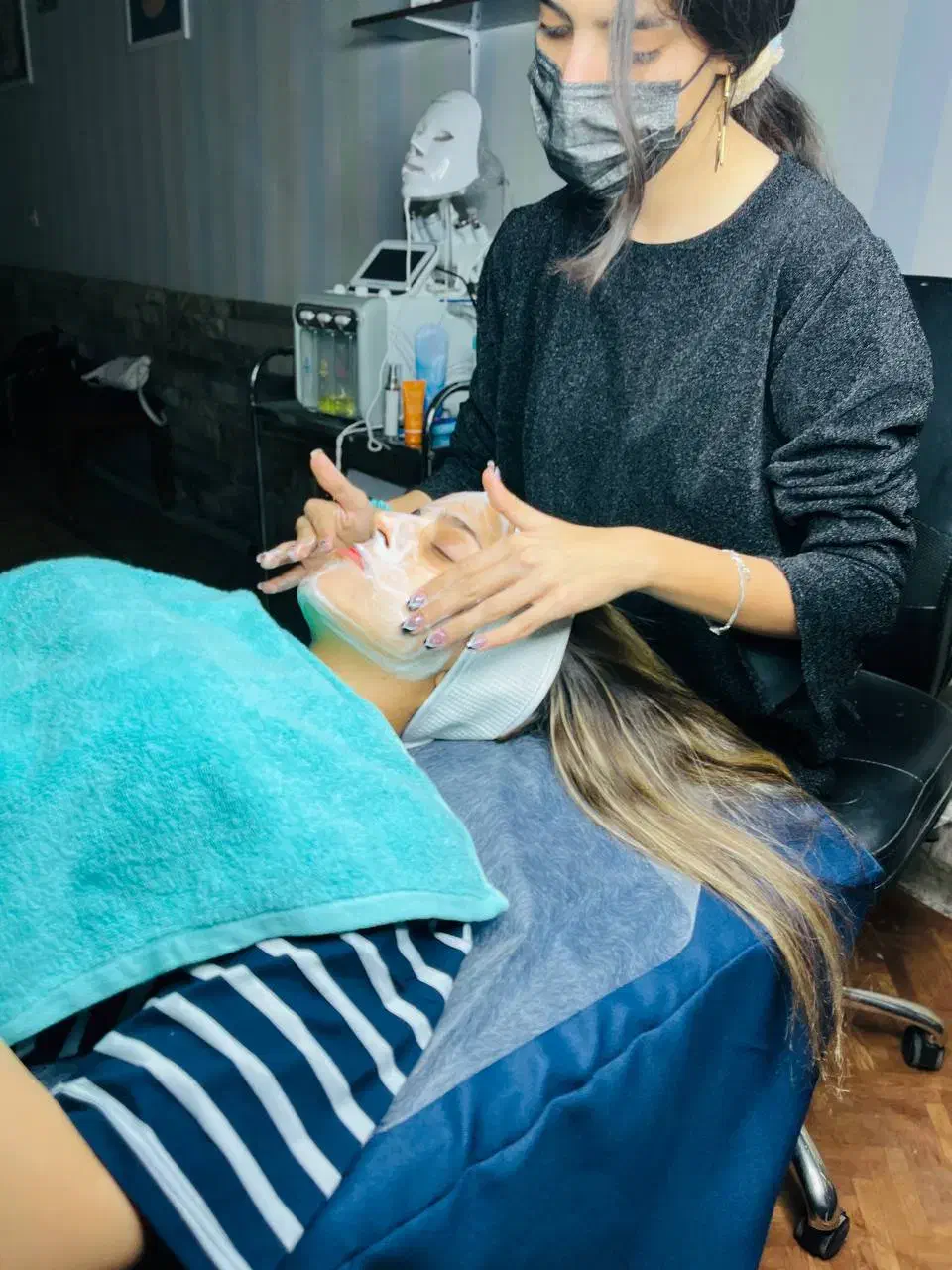 فیشیال و آبرسانی عمیق پوست مخصوص خانمها|خدمات آرایشگری و زیبایی|زرند, |دیوار