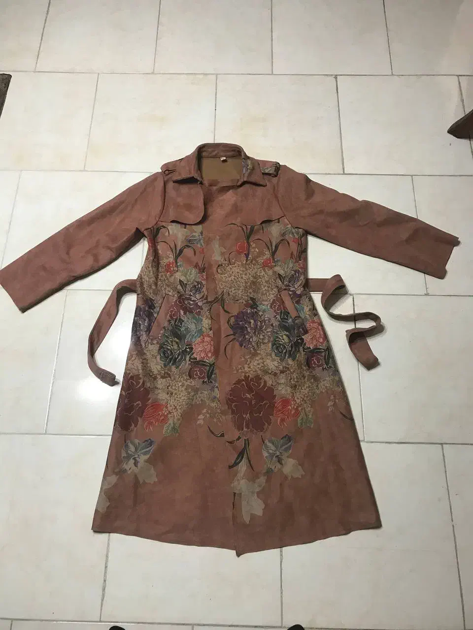 مانتو سوییت|لباس|رشت, سیا اسطلخ|دیوار