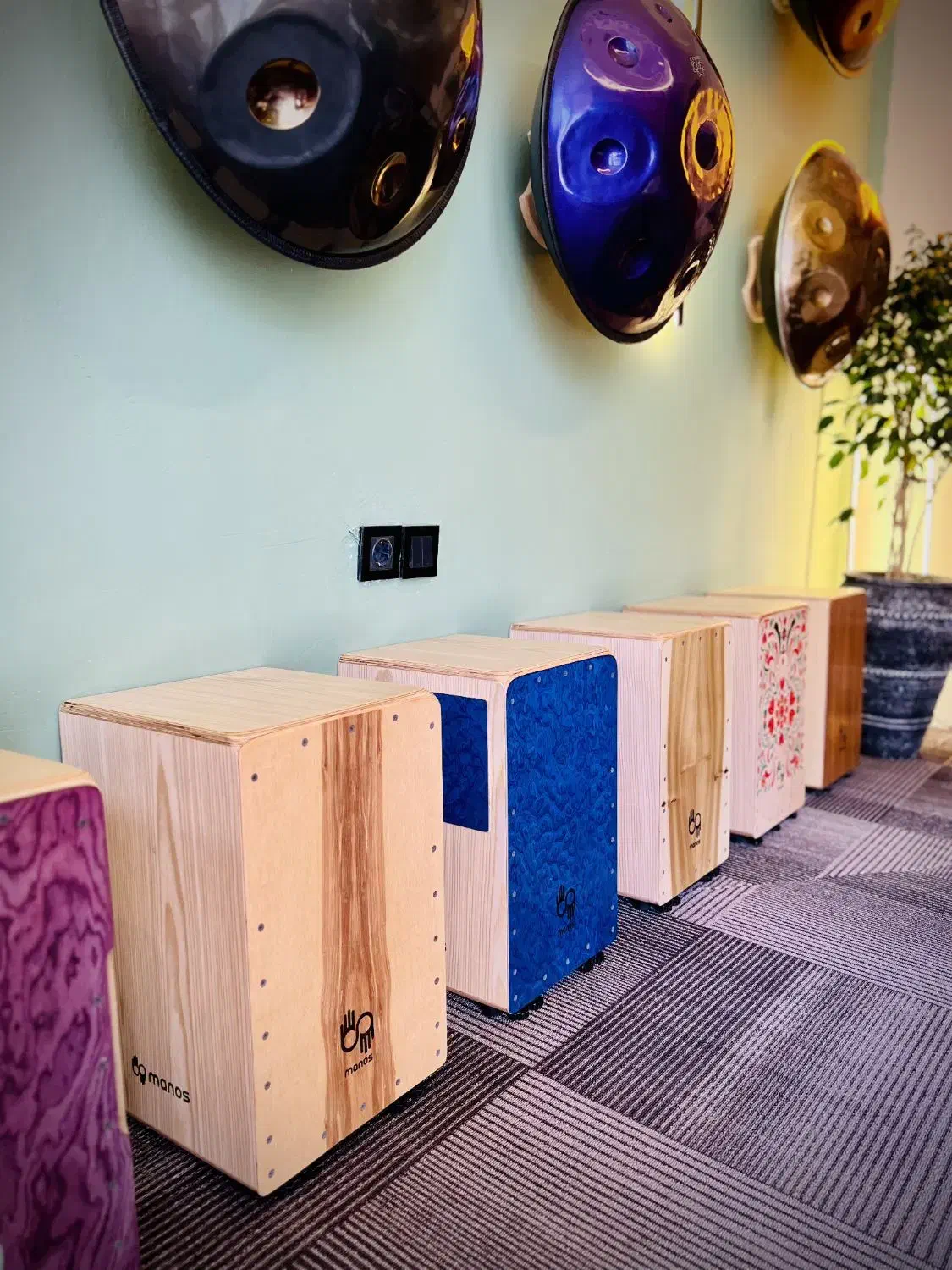 کاخن مانوس|درام و پرکاشن|شیراز, ملاصدرا|دیوار