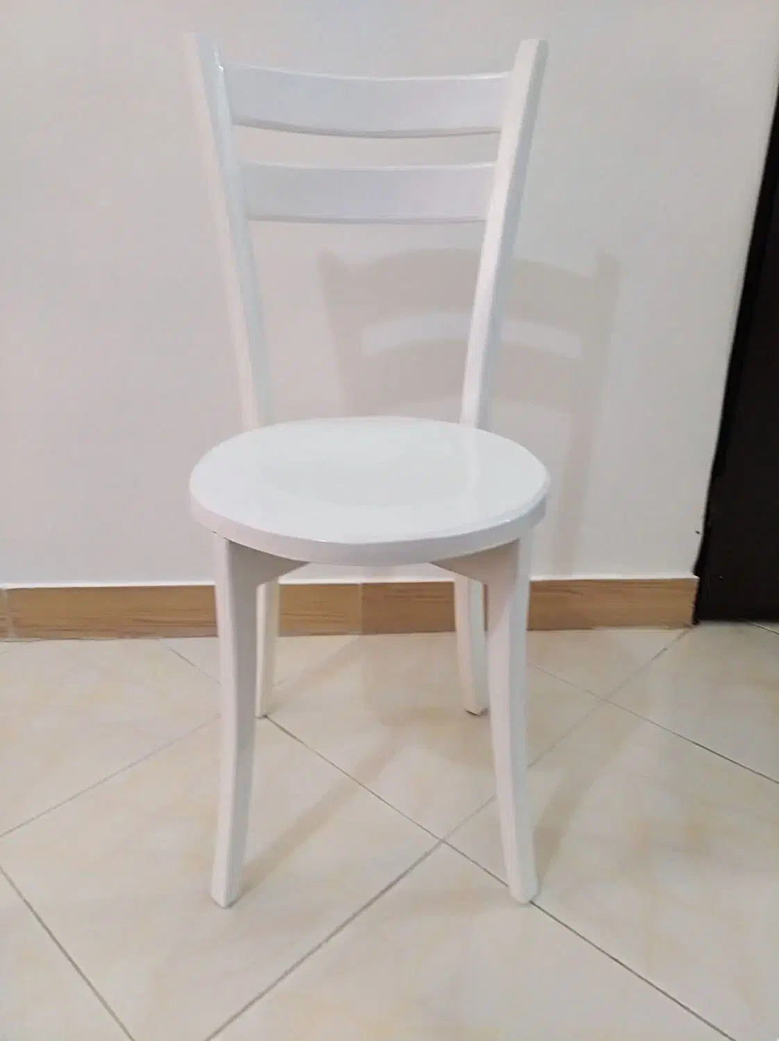 یک عدد صندلی کم کارکرد|صندلی و نیمکت|رشت, لاکان|دیوار