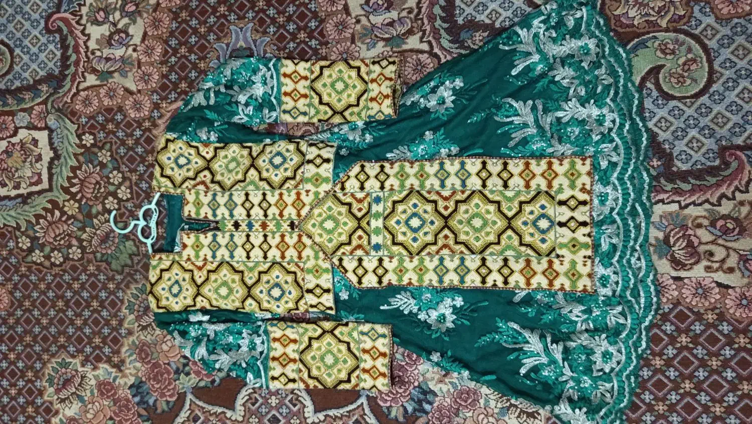 دو دست لباس نو|لباس|ایرانشهر, |دیوار