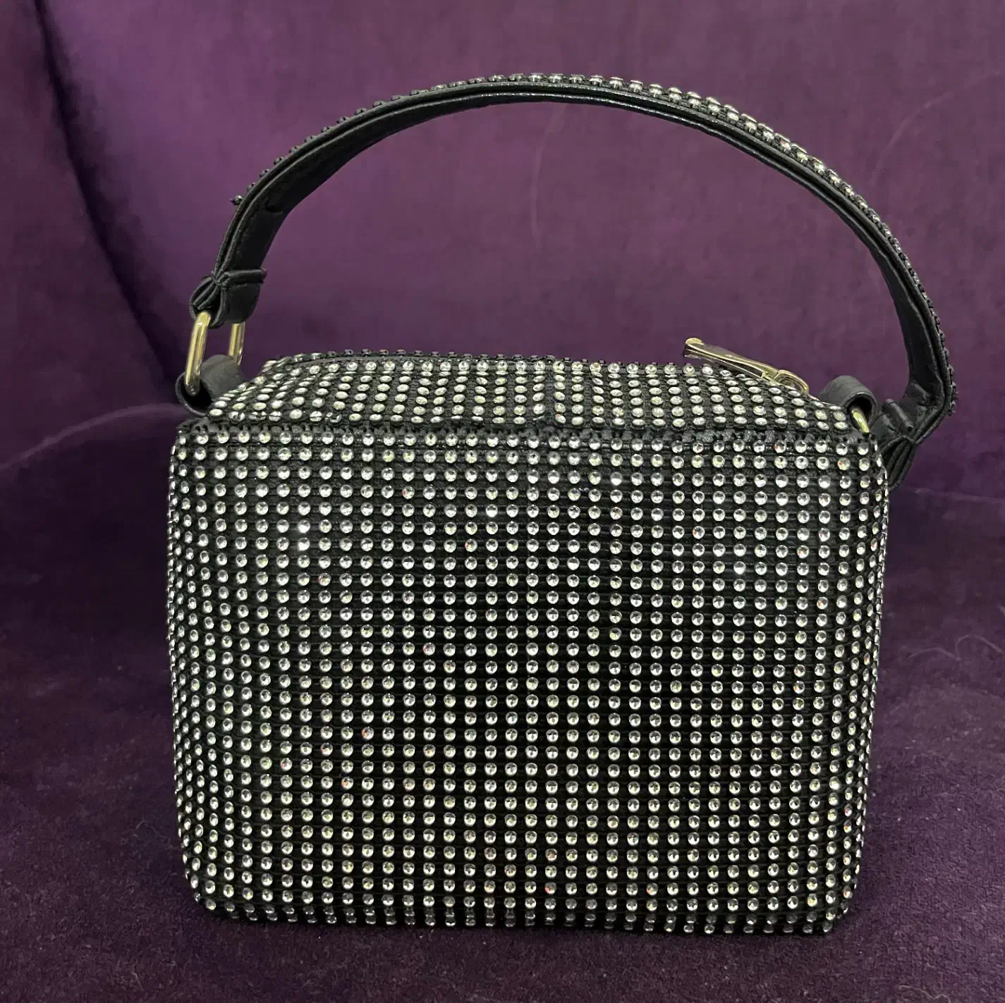 کیف مجلسی|کیف، کفش، کمربند|صدرا-فارس, فاز ۱|دیوار