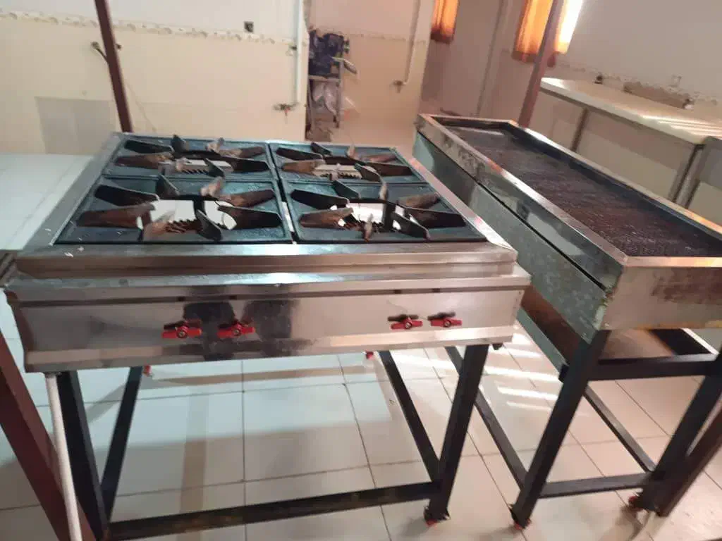 گاز و کباب زن 4شعله تمیز و سالم|اجاق گاز و لوازم برقی پختوپز|ایلام, |دیوار