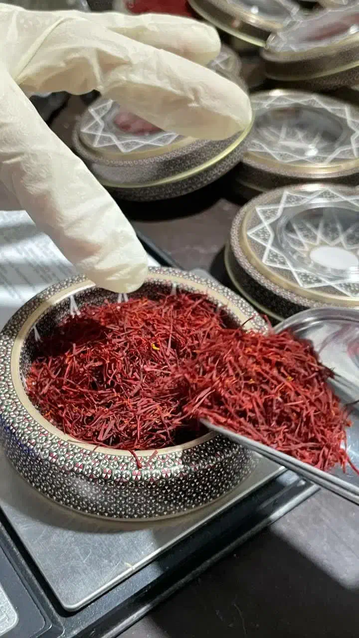 زعفران اصیل قائنات + خوش طعم خوش رنگ+ تضمین کیفیت|خوردنی و آشامیدنی|شیراز, گلدشت معالی‌آباد|دیوار