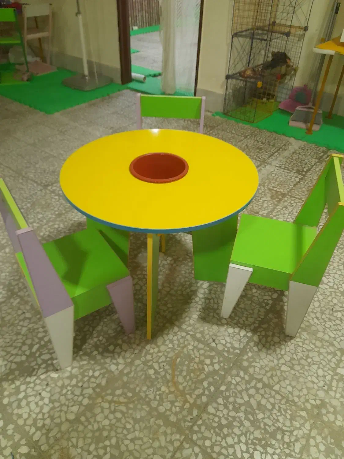 میز وصندلی کوچک|اسباب و اثاث بچه|شهرضا, |دیوار